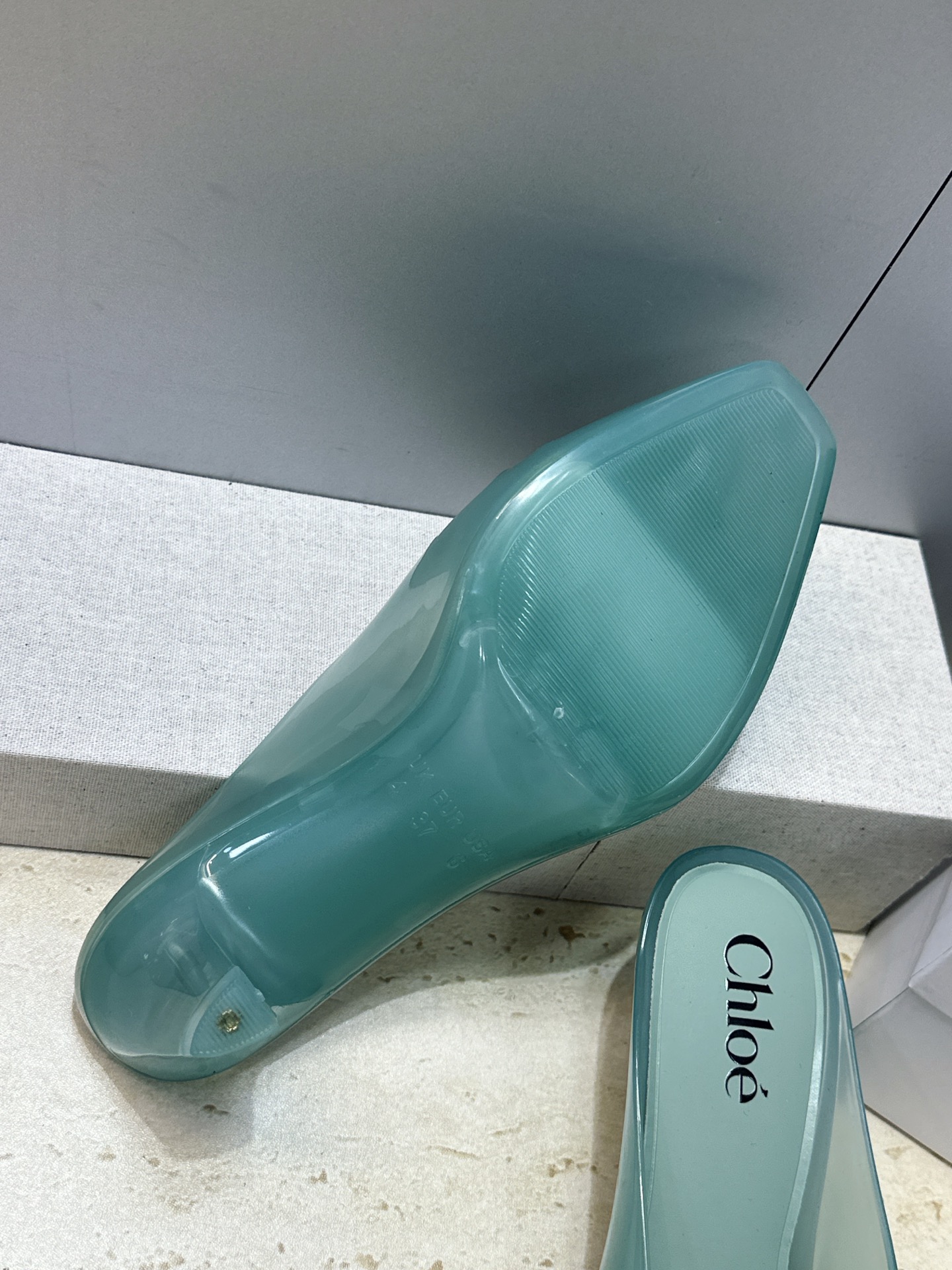 Chloe 2026春夏粗跟休闲果冻色女鞋  克洛伊字母logo中跟鱼嘴露趾凉拖鞋 材质:一体成型硫化工艺PVC科技面料