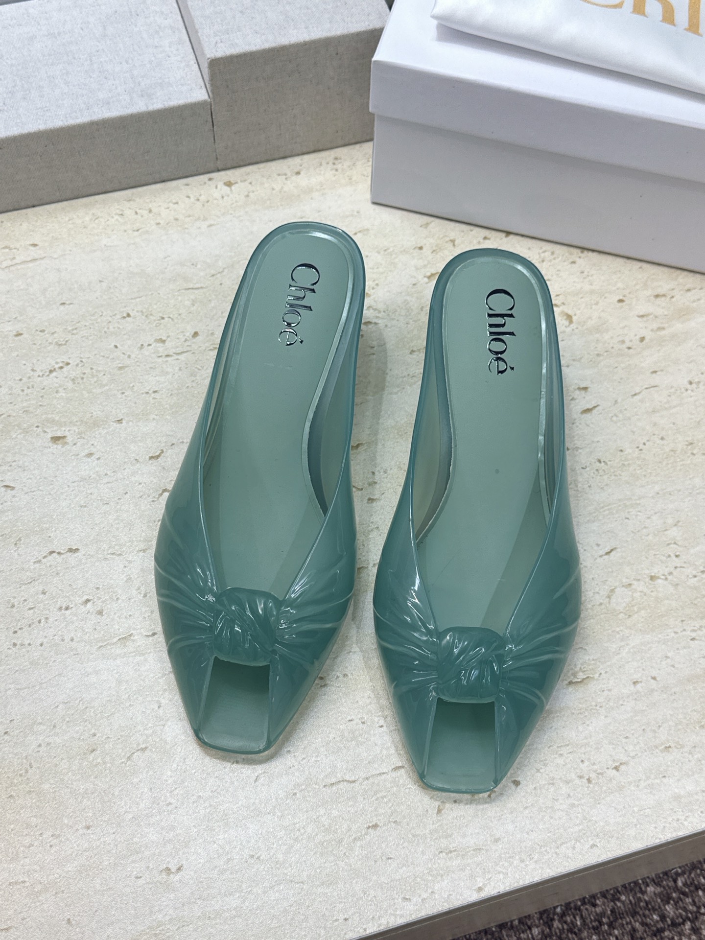 Chloe 2026春夏粗跟休闲果冻色女鞋  克洛伊字母logo中跟鱼嘴露趾凉拖鞋 材质:一体成型硫化工艺PVC科技面料