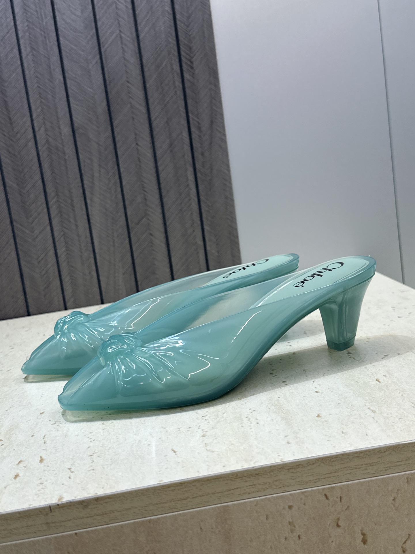 Chloe 2026春夏粗跟休闲果冻色女鞋  克洛伊字母logo中跟鱼嘴露趾凉拖鞋 材质:一体成型硫化工艺PVC科技面料