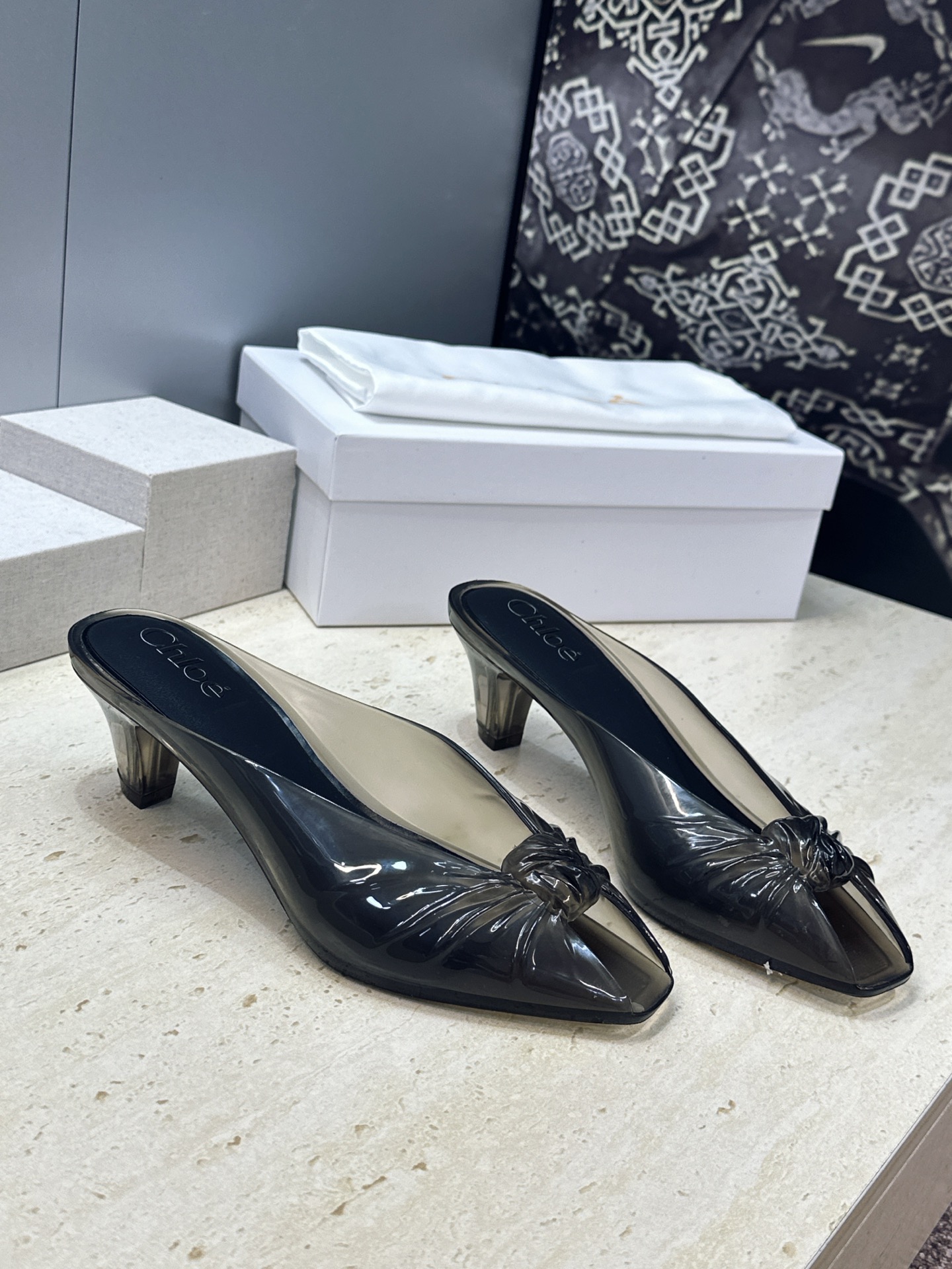 Chloe 2026春夏粗跟休闲果冻色女鞋  克洛伊字母logo中跟鱼嘴露趾凉拖鞋 材质:一体成型硫化工艺PVC科技面料