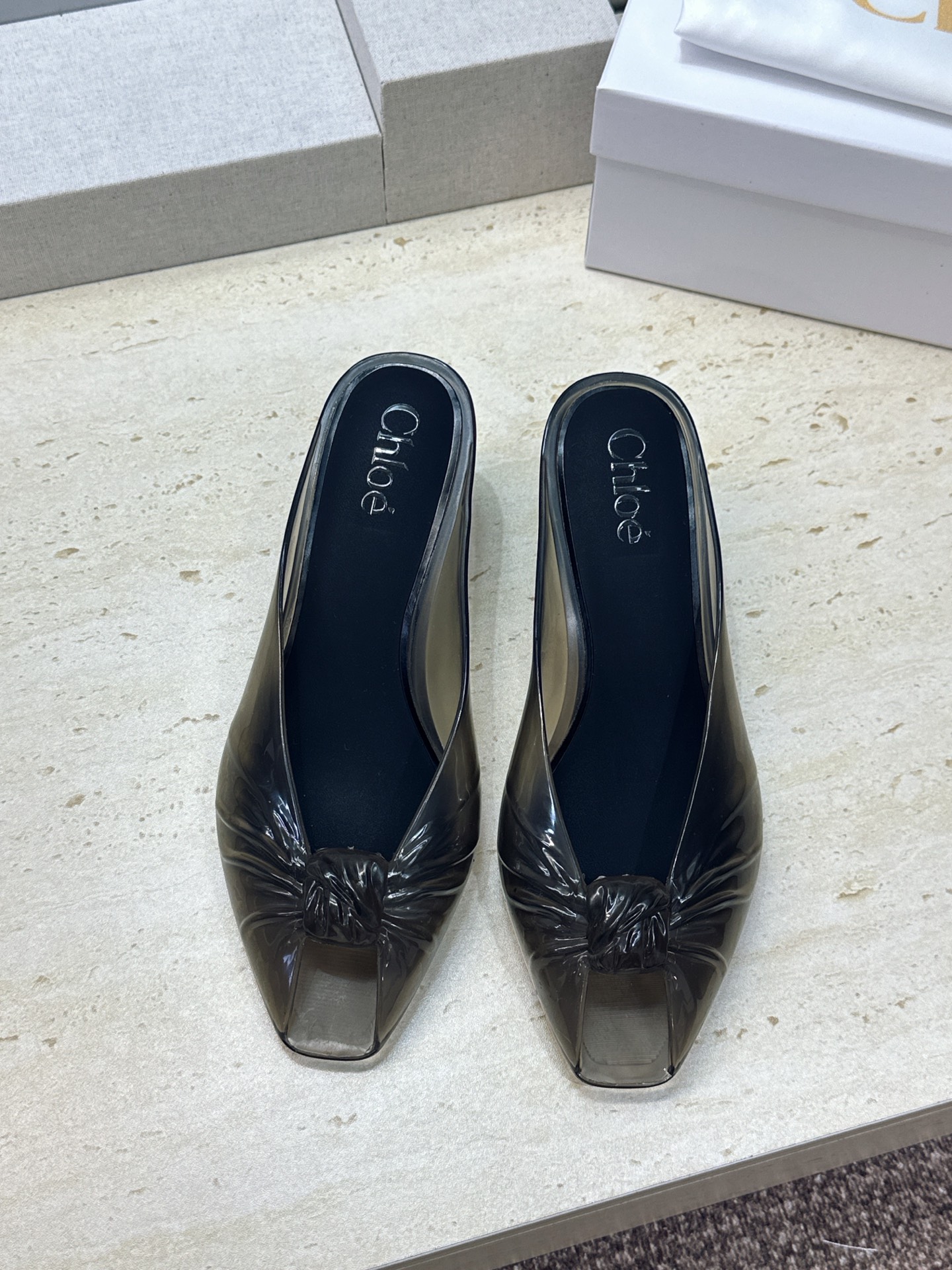 Chloe 2026春夏粗跟休闲果冻色女鞋  克洛伊字母logo中跟鱼嘴露趾凉拖鞋 材质:一体成型硫化工艺PVC科技面料