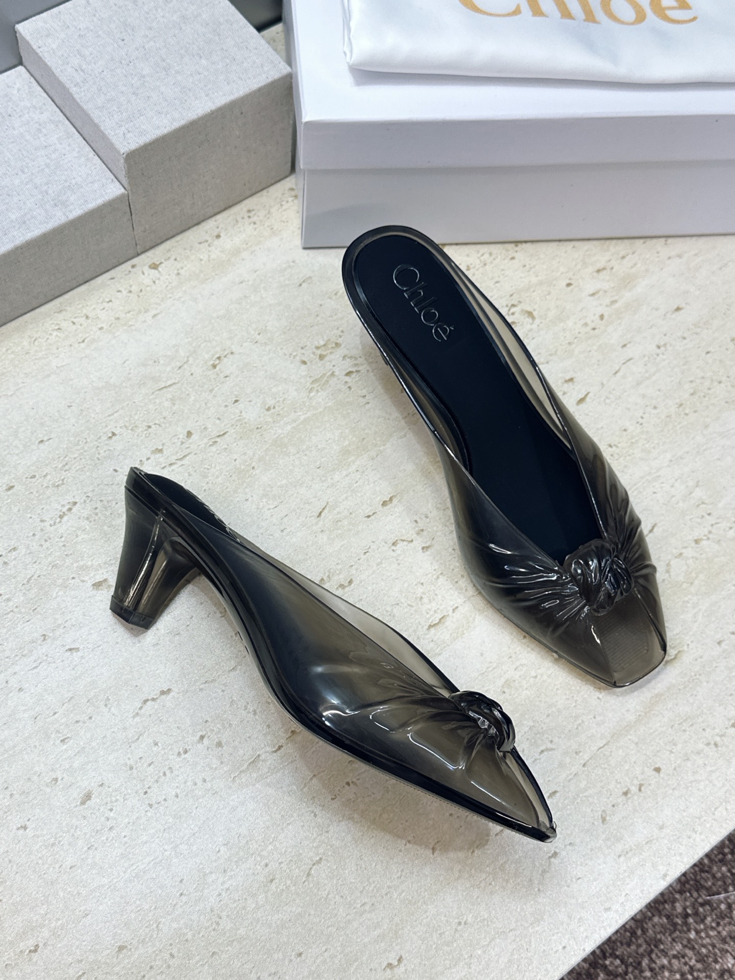 Chloe 2026春夏粗跟休闲果冻色女鞋  克洛伊字母logo中跟鱼嘴露趾凉拖鞋 材质:一体成型硫化工艺PVC科技面料