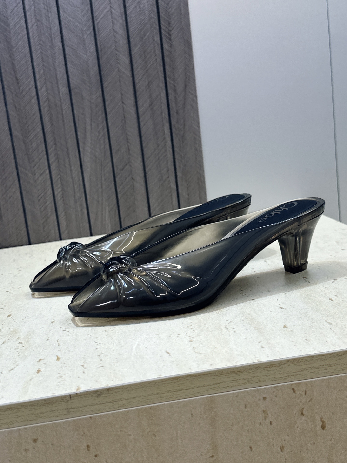 Chloe 2026春夏粗跟休闲果冻色女鞋  克洛伊字母logo中跟鱼嘴露趾凉拖鞋 材质:一体成型硫化工艺PVC科技面料