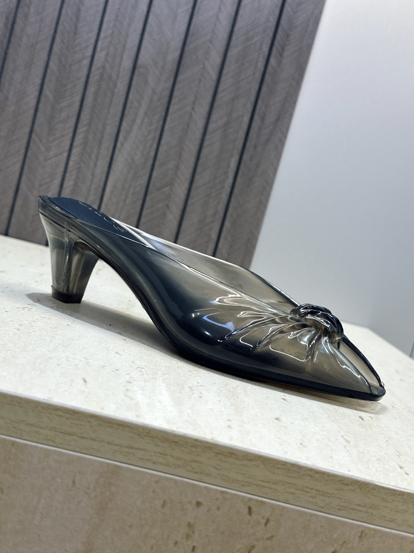 Chloe 2026春夏粗跟休闲果冻色女鞋  克洛伊字母logo中跟鱼嘴露趾凉拖鞋 材质:一体成型硫化工艺PVC科技面料