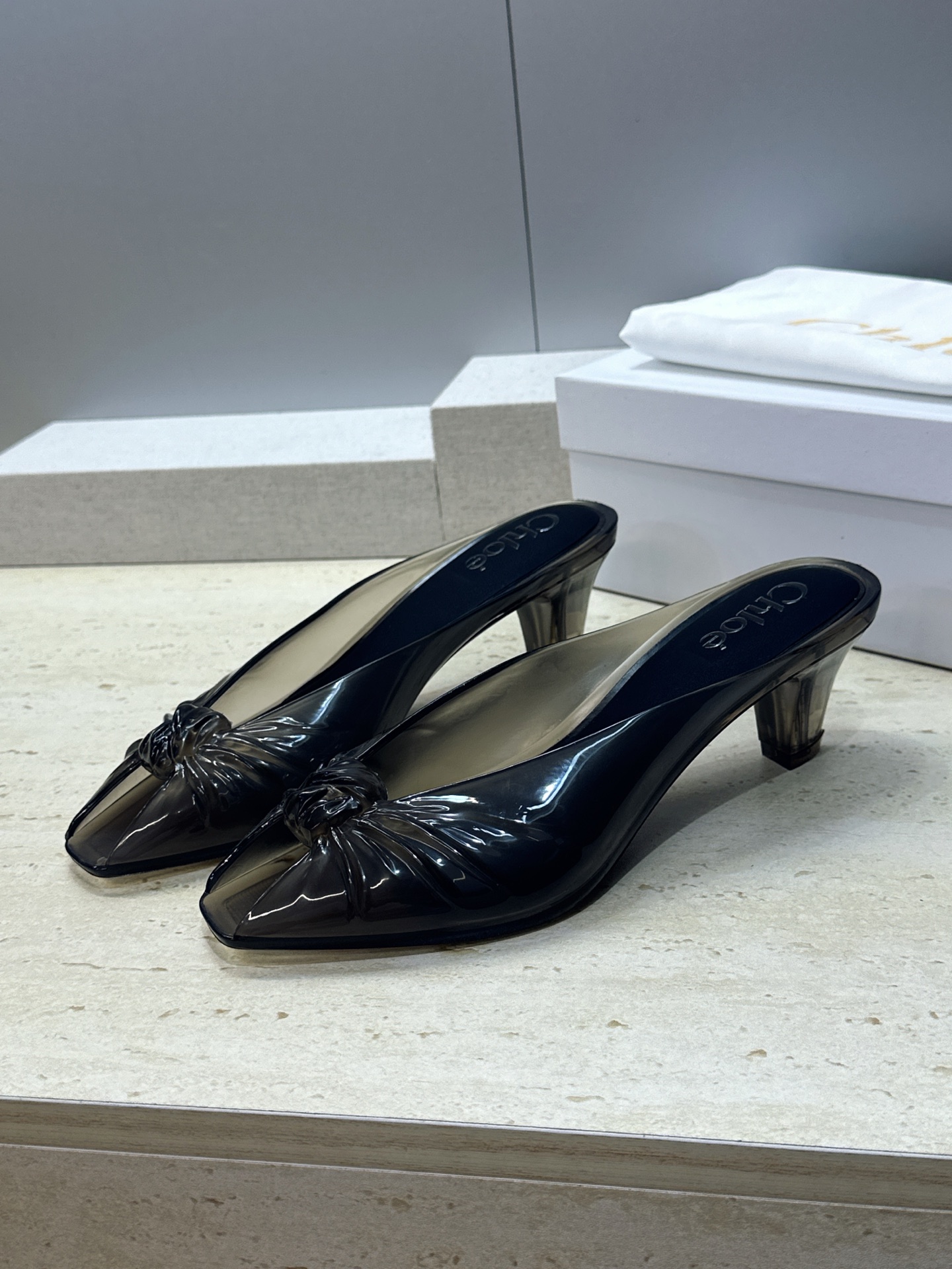 Chloe 2026春夏粗跟休闲果冻色女鞋  克洛伊字母logo中跟鱼嘴露趾凉拖鞋 材质:一体成型硫化工艺PVC科技面料