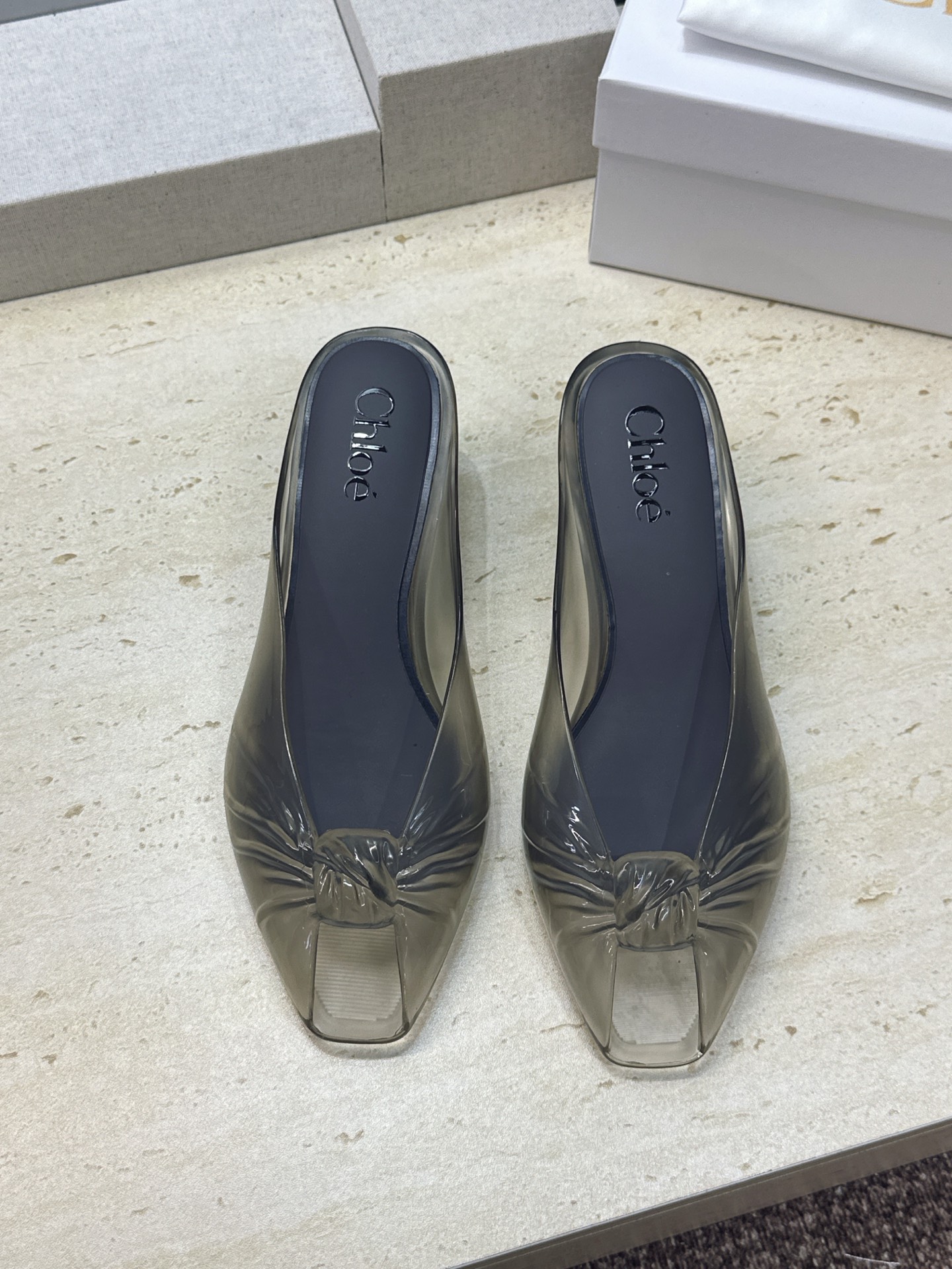 Chloe 2026春夏粗跟休闲果冻色女鞋  克洛伊字母logo中跟鱼嘴露趾凉拖鞋 材质:一体成型硫化工艺PVC科技面料