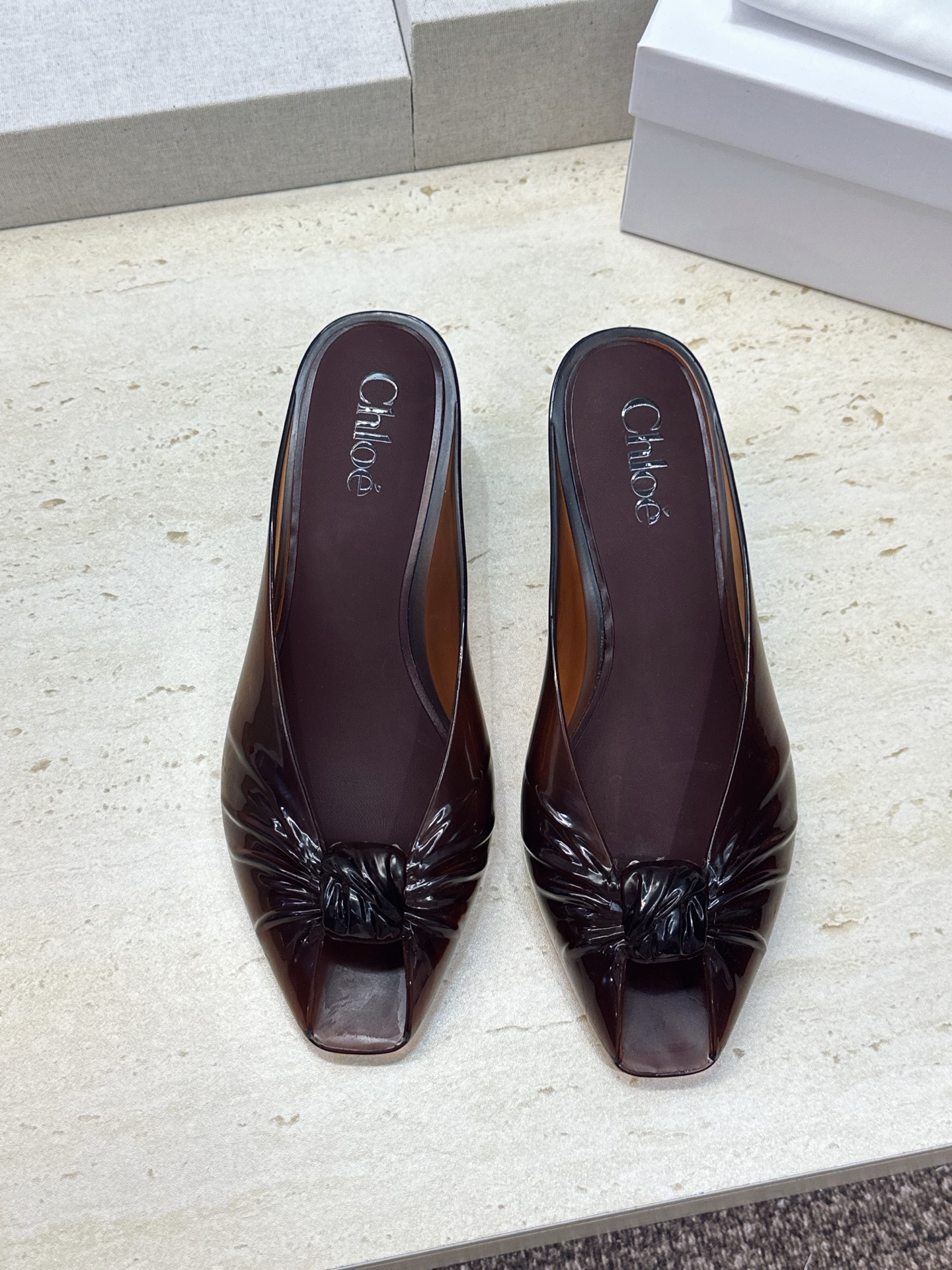 Chloe 2026春夏粗跟休闲果冻色女鞋  克洛伊字母logo中跟鱼嘴露趾凉拖鞋 材质:一体成型硫化工艺PVC科技面料