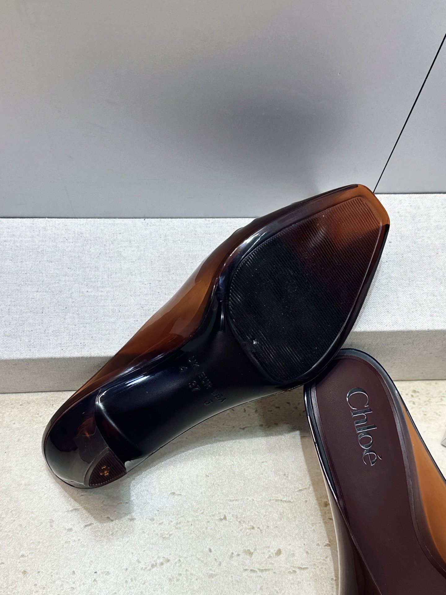 Chloe 2026春夏粗跟休闲果冻色女鞋  克洛伊字母logo中跟鱼嘴露趾凉拖鞋 材质:一体成型硫化工艺PVC科技面料