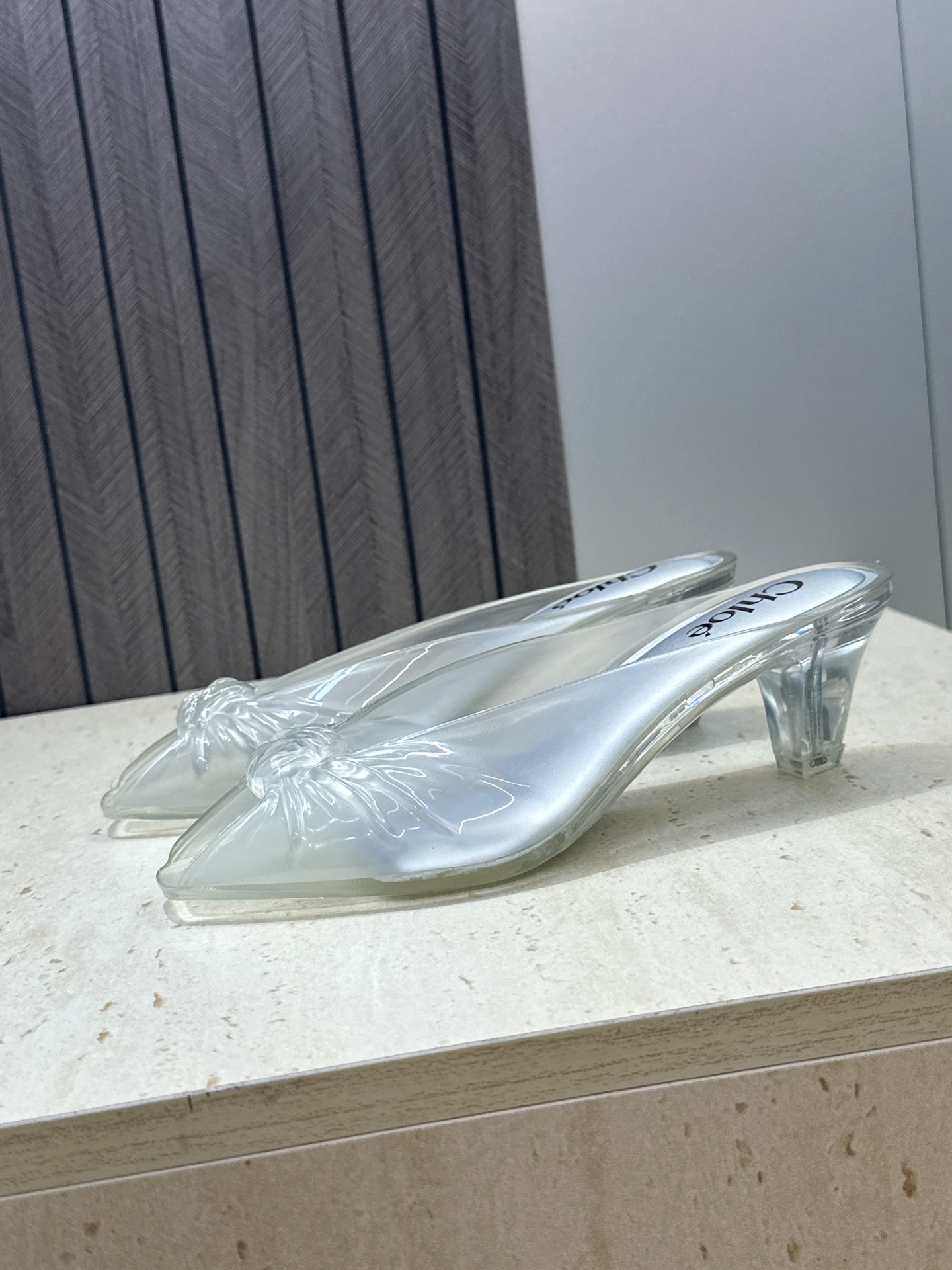 Chloe 2026春夏粗跟休闲果冻色女鞋  克洛伊字母logo中跟鱼嘴露趾凉拖鞋 材质:一体成型硫化工艺PVC科技面料