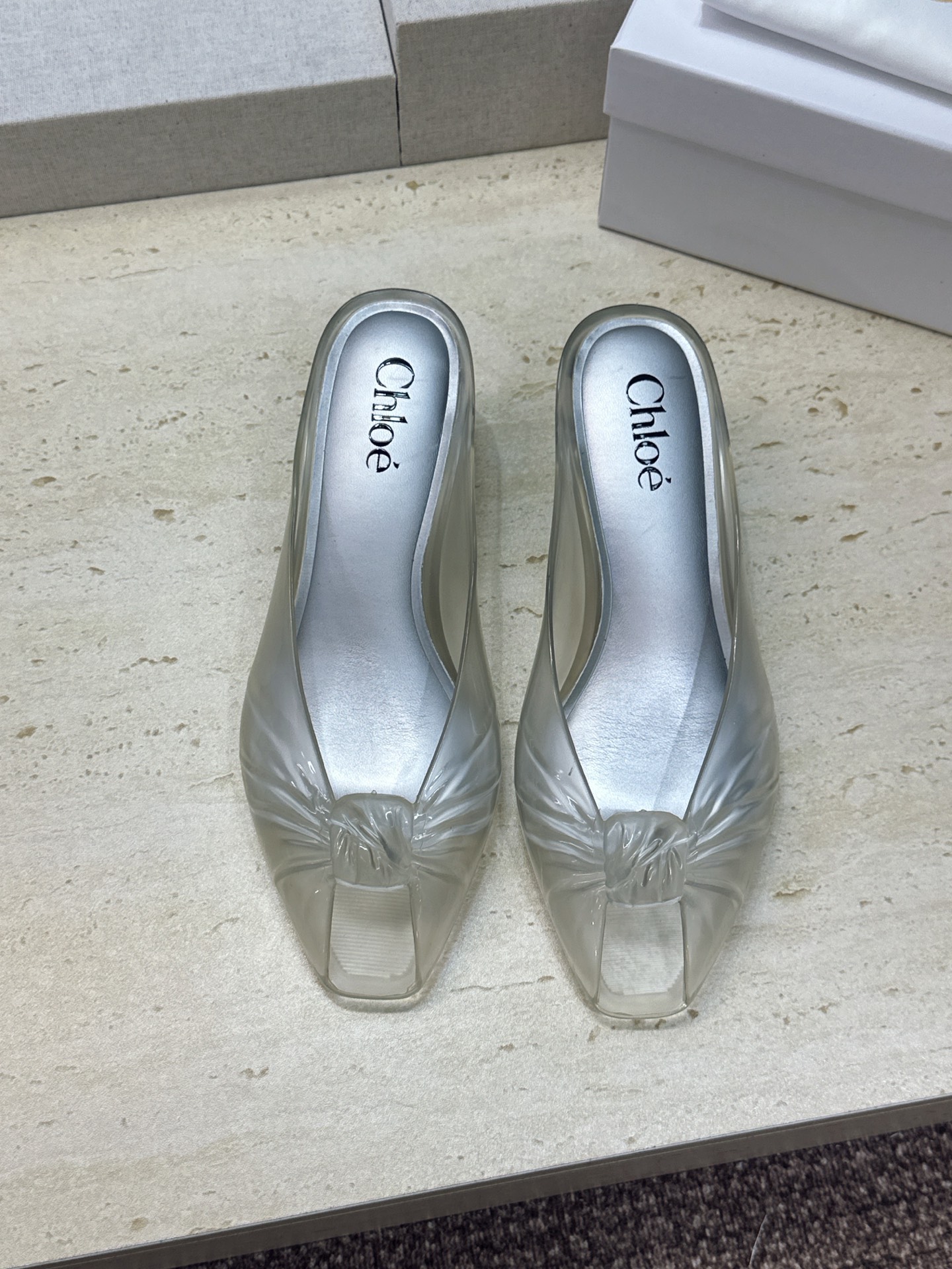 Chloe 2026春夏粗跟休闲果冻色女鞋  克洛伊字母logo中跟鱼嘴露趾凉拖鞋 材质:一体成型硫化工艺PVC科技面料