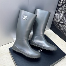 CHANEL 香奈儿春秋经典款时尚果冻色高筒女雨靴 小香双C字母logo平底圆头一脚蹬拼色机车骑士长靴 材质:鞋面采 CHANEL 香奈儿春秋经典款时尚果冻色高筒女雨靴 小香双C字母logo平底圆头一脚蹬拼色机车骑士长靴 材质:鞋面采