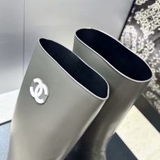 CHANEL 香奈儿春秋经典款时尚果冻色高筒女雨靴 小香双C字母logo平底圆头一脚蹬拼色机车骑士长靴 材质:鞋面采 CHANEL 香奈儿春秋经典款时尚果冻色高筒女雨靴 小香双C字母logo平底圆头一脚蹬拼色机车骑士长靴 材质:鞋面采