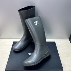 CHANEL 香奈儿春秋经典款时尚果冻色高筒女雨靴 小香双C字母logo平底圆头一脚蹬拼色机车骑士长靴 材质:鞋面采 CHANEL 香奈儿春秋经典款时尚果冻色高筒女雨靴 小香双C字母logo平底圆头一脚蹬拼色机车骑士长靴 材质:鞋面采
