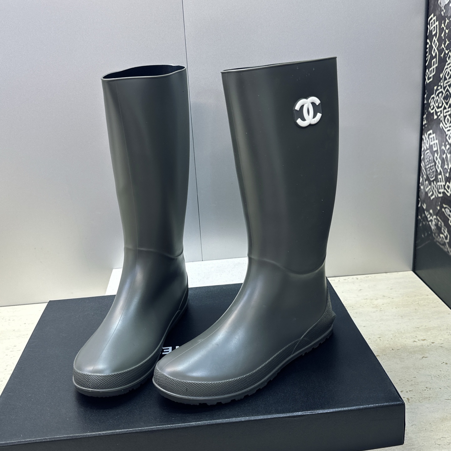 CHANEL 香奈儿春秋经典款时尚果冻色高筒女雨靴 小香双C字母logo平底圆头一脚蹬拼色机车骑士长靴 材质:鞋面采 CHANEL 香奈儿春秋经典款时尚果冻色高筒女雨靴 小香双C字母logo平底圆头一脚蹬拼色机车骑士长靴 材质:鞋面采