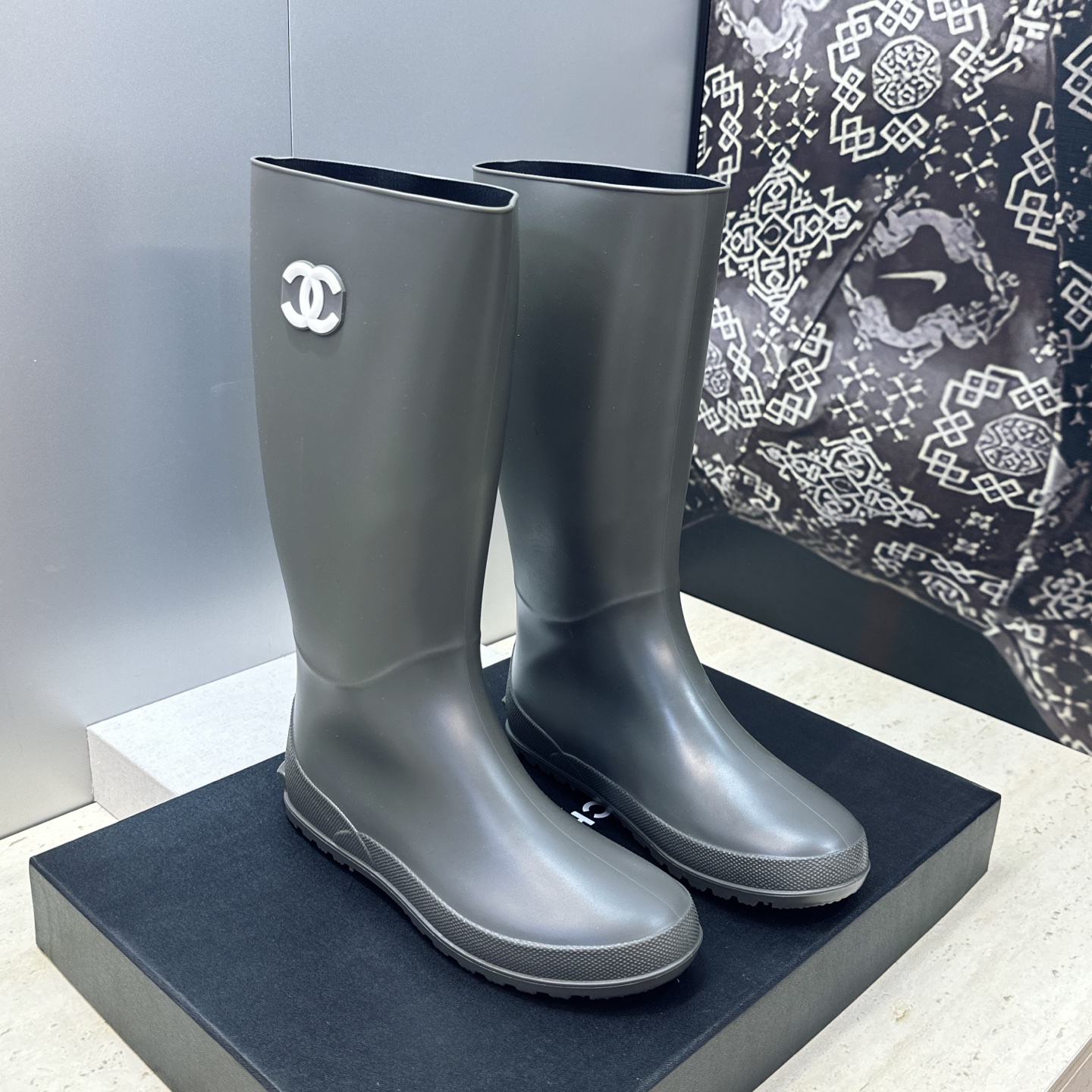 CHANEL 香奈儿春秋经典款时尚果冻色高筒女雨靴 小香双C字母logo平底圆头一脚蹬拼色机车骑士长靴   材质:鞋面采
