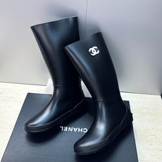 CHANEL 香奈儿春秋经典款时尚果冻色高筒女雨靴 小香双C字母logo平底圆头一脚蹬拼色机车骑士长靴 材质:鞋面采 CHANEL 香奈儿春秋经典款时尚果冻色高筒女雨靴 小香双C字母logo平底圆头一脚蹬拼色机车骑士长靴 材质:鞋面采