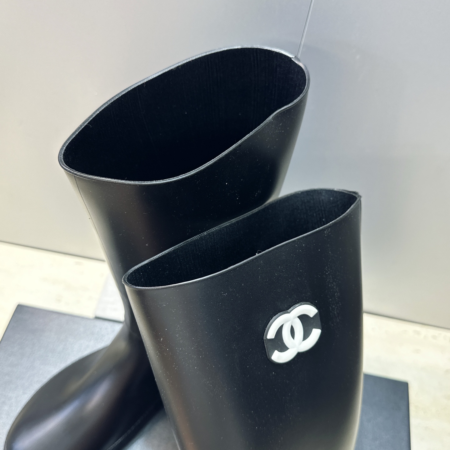 CHANEL 香奈儿春秋经典款时尚果冻色高筒女雨靴 小香双C字母logo平底圆头一脚蹬拼色机车骑士长靴 材质:鞋面采 CHANEL 香奈儿春秋经典款时尚果冻色高筒女雨靴 小香双C字母logo平底圆头一脚蹬拼色机车骑士长靴 材质:鞋面采