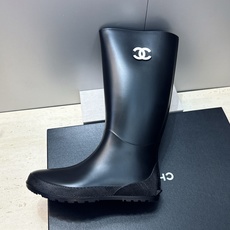 CHANEL 香奈儿春秋经典款时尚果冻色高筒女雨靴 小香双C字母logo平底圆头一脚蹬拼色机车骑士长靴 材质:鞋面采 CHANEL 香奈儿春秋经典款时尚果冻色高筒女雨靴 小香双C字母logo平底圆头一脚蹬拼色机车骑士长靴 材质:鞋面采