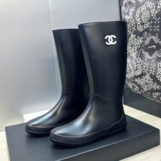 CHANEL 香奈儿春秋经典款时尚果冻色高筒女雨靴 小香双C字母logo平底圆头一脚蹬拼色机车骑士长靴 材质:鞋面采 CHANEL 香奈儿春秋经典款时尚果冻色高筒女雨靴 小香双C字母logo平底圆头一脚蹬拼色机车骑士长靴 材质:鞋面采
