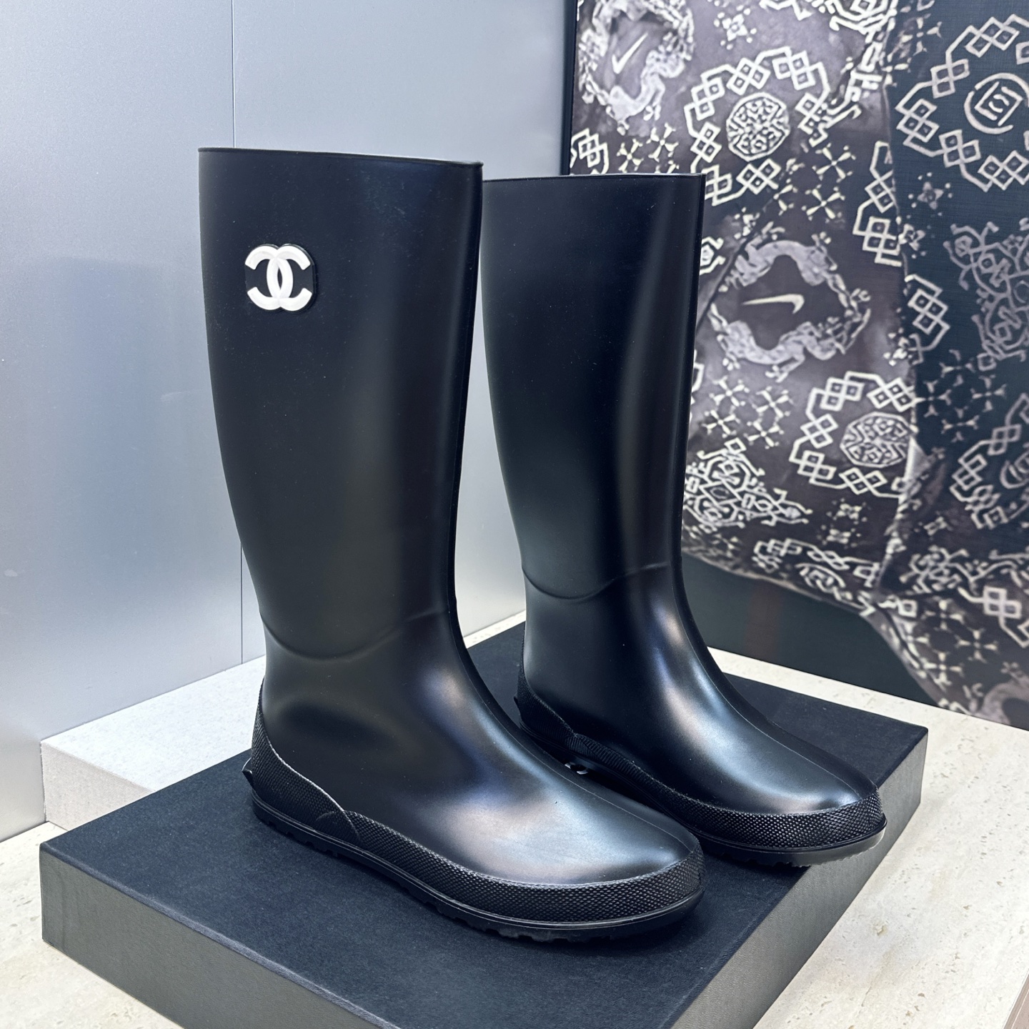 CHANEL 香奈儿春秋经典款时尚果冻色高筒女雨靴 小香双C字母logo平底圆头一脚蹬拼色机车骑士长靴   材质:鞋面采