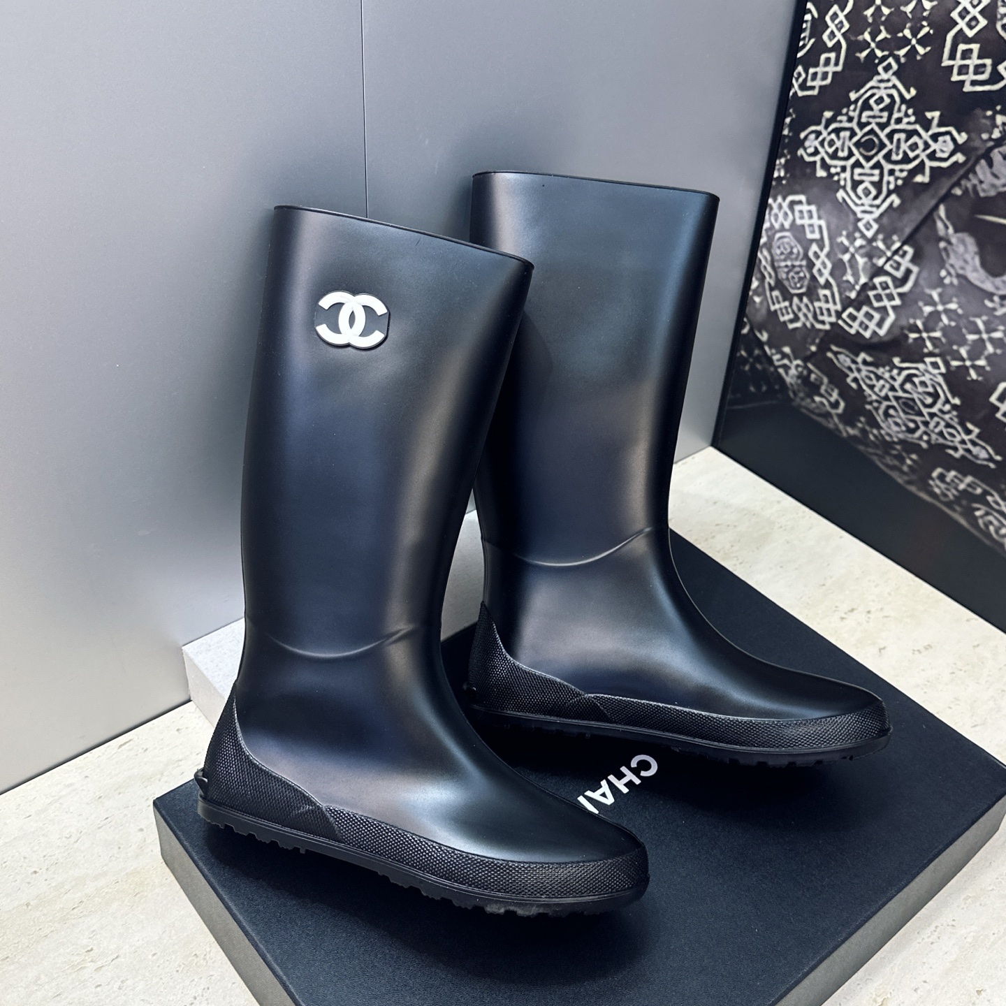 CHANEL 香奈儿春秋经典款时尚果冻色高筒女雨靴 小香双C字母logo平底圆头一脚蹬拼色机车骑士长靴 材质:鞋面采 CHANEL 香奈儿春秋经典款时尚果冻色高筒女雨靴 小香双C字母logo平底圆头一脚蹬拼色机车骑士长靴 材质:鞋面采