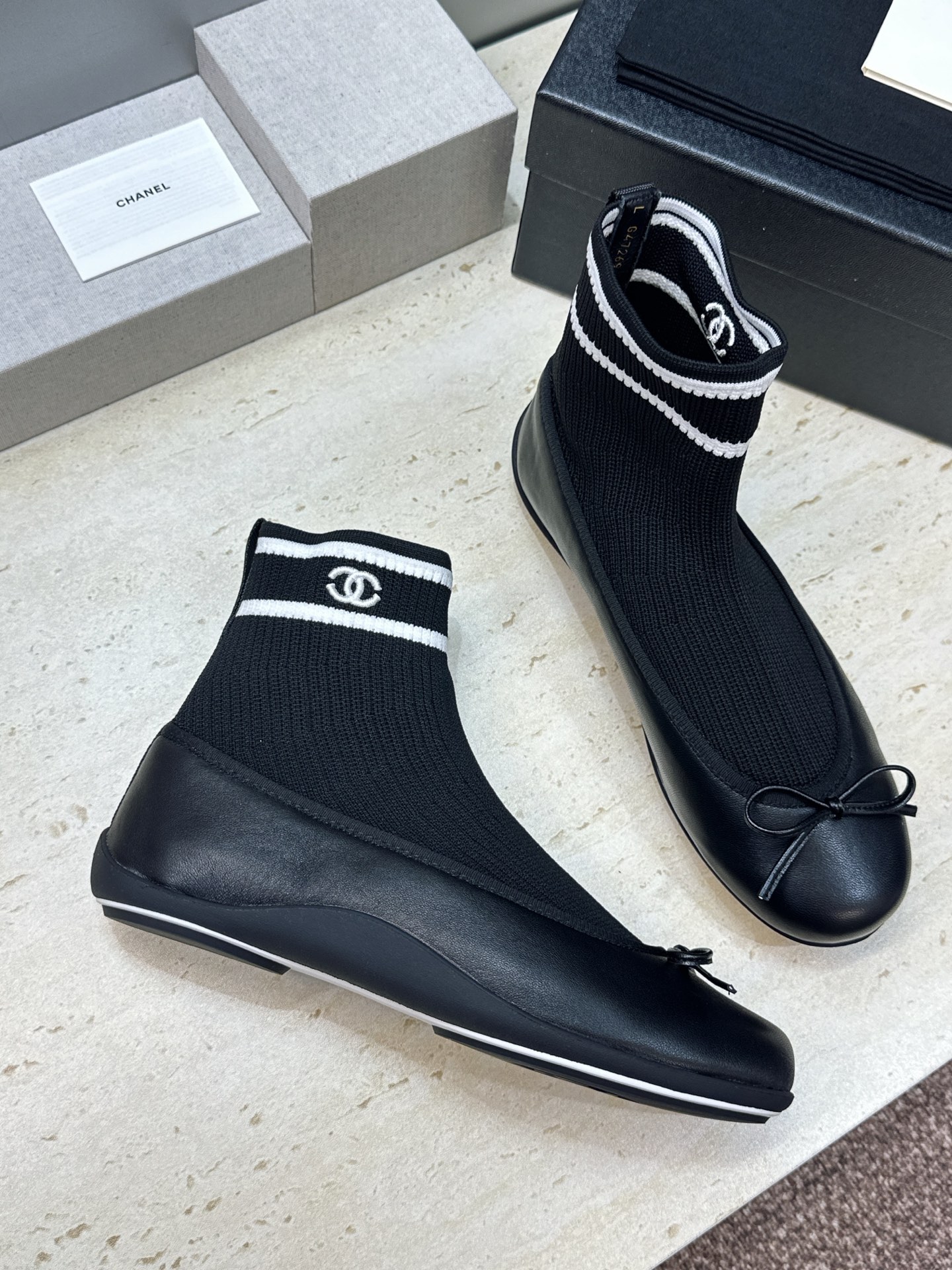 CHANEL 香奈儿2026春夏新款芭蕾舞袜子女鞋 小香双C字母logo平底圆头蝴蝶结拼色弹力靴 材质:鞋面进口小牛皮/ CHANEL 香奈儿2026春夏新款芭蕾舞袜子女鞋 小香双C字母logo平底圆头蝴蝶结拼色弹力靴 材质:鞋面进口小牛皮/