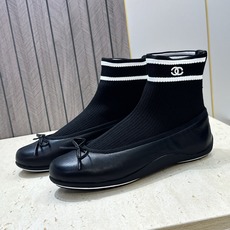 CHANEL 香奈儿2026春夏新款芭蕾舞袜子女鞋 小香双C字母logo平底圆头蝴蝶结拼色弹力靴 材质:鞋面进口小牛皮/ CHANEL 香奈儿2026春夏新款芭蕾舞袜子女鞋 小香双C字母logo平底圆头蝴蝶结拼色弹力靴 材质:鞋面进口小牛皮/