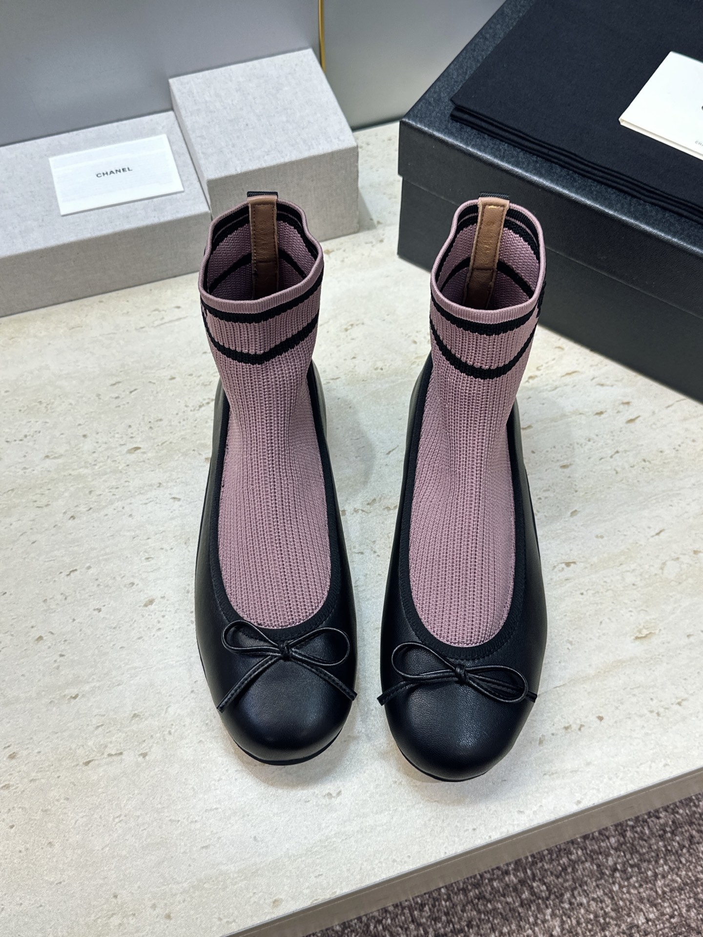 CHANEL 香奈儿2026春夏新款芭蕾舞袜子女鞋 小香双C字母logo平底圆头蝴蝶结拼色弹力靴 材质:鞋面进口小牛皮/ CHANEL 香奈儿2026春夏新款芭蕾舞袜子女鞋 小香双C字母logo平底圆头蝴蝶结拼色弹力靴 材质:鞋面进口小牛皮/
