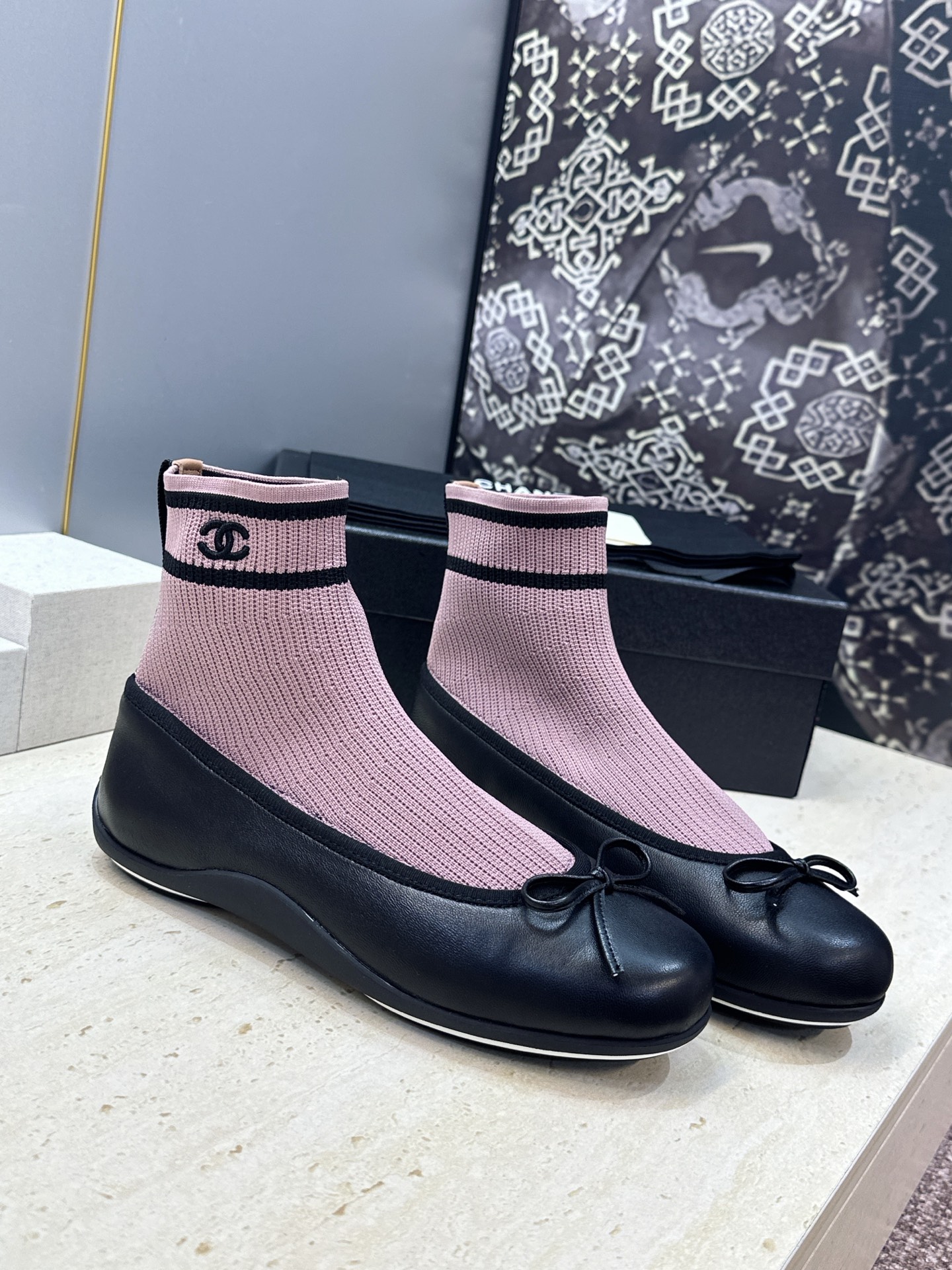 CHANEL 香奈儿2026春夏新款芭蕾舞袜子女鞋 小香双C字母logo平底圆头蝴蝶结拼色弹力靴 材质:鞋面进口小牛皮/