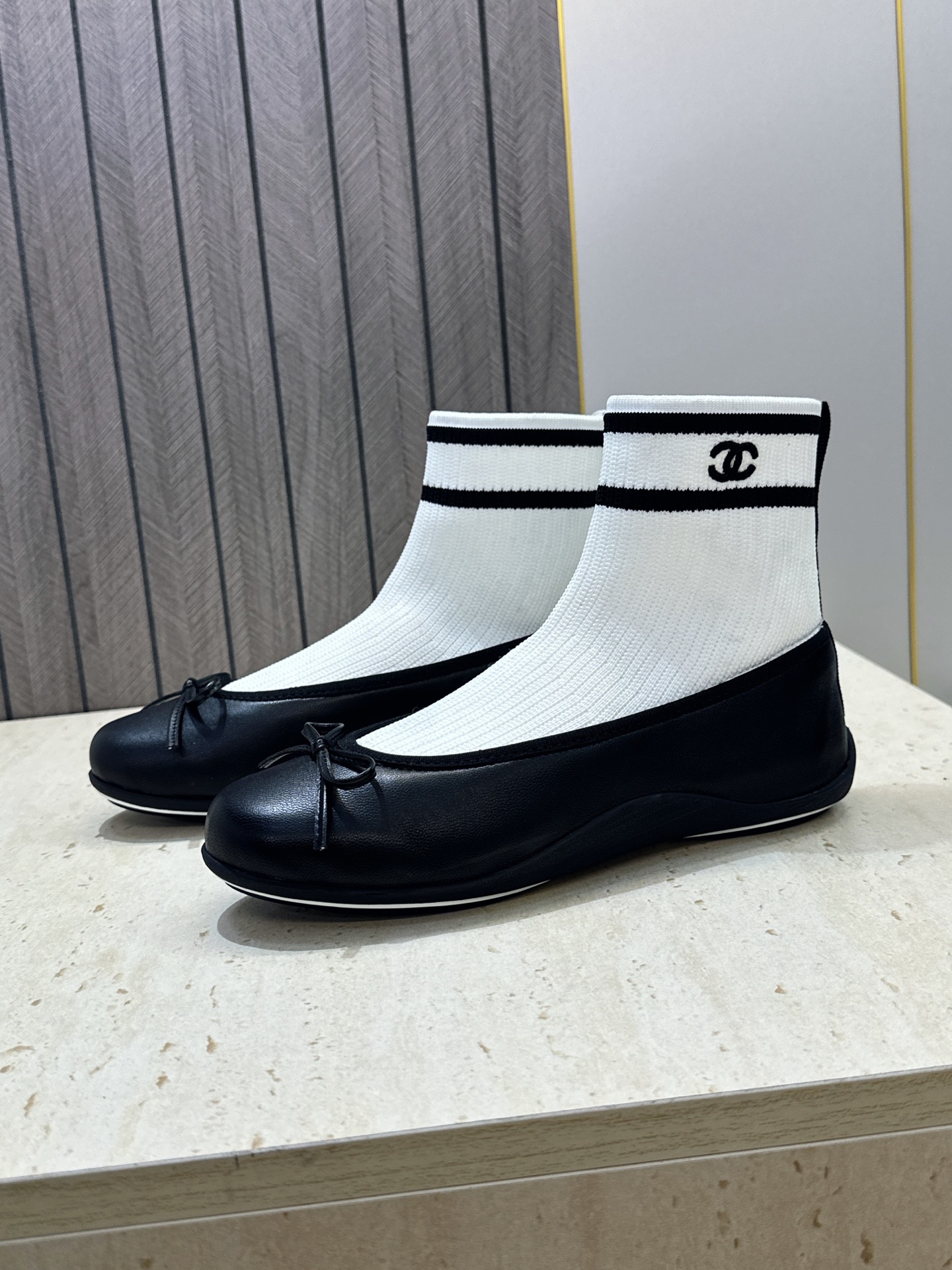 CHANEL 香奈儿2026春夏新款芭蕾舞袜子女鞋 小香双C字母logo平底圆头蝴蝶结拼色弹力靴 材质:鞋面进口小牛皮/