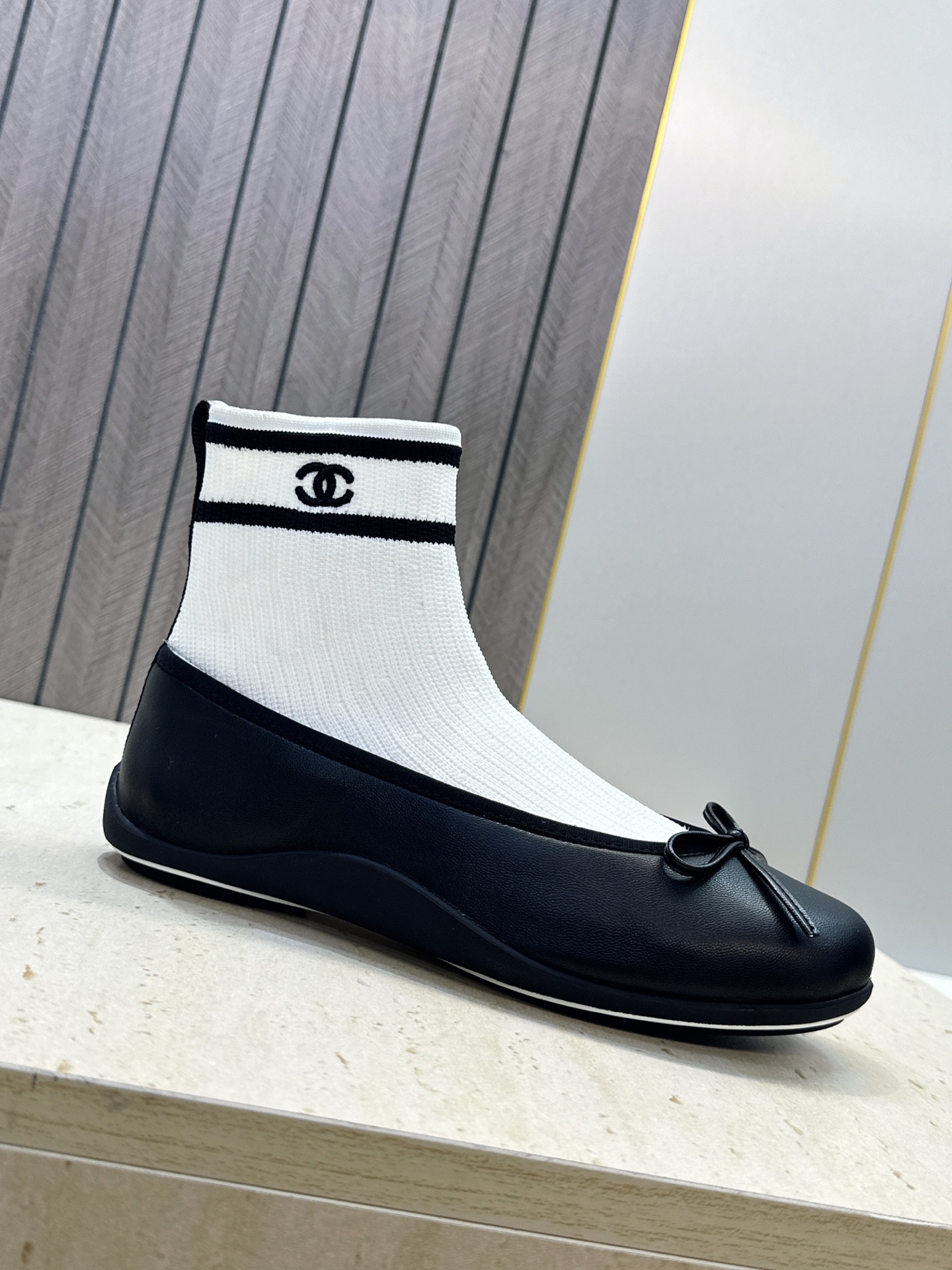 CHANEL 香奈儿2026春夏新款芭蕾舞袜子女鞋 小香双C字母logo平底圆头蝴蝶结拼色弹力靴 材质:鞋面进口小牛皮/