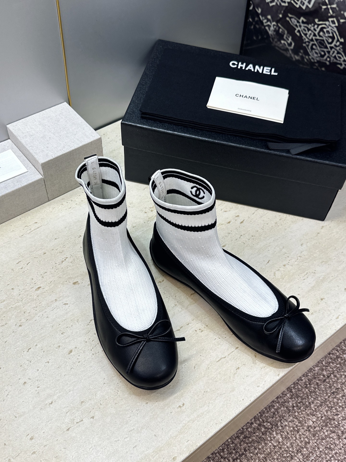 CHANEL 香奈儿2026春夏新款芭蕾舞袜子女鞋 小香双C字母logo平底圆头蝴蝶结拼色弹力靴 材质:鞋面进口小牛皮/
