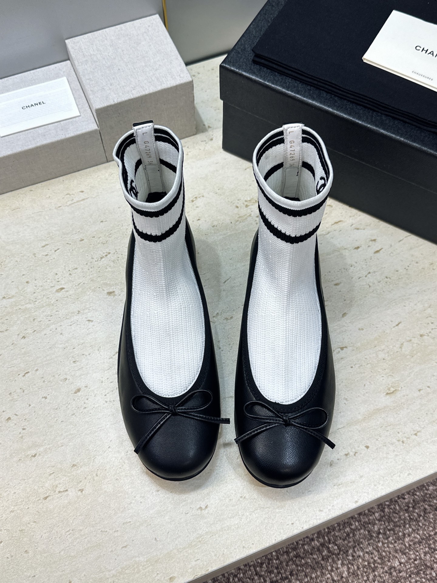 CHANEL 香奈儿2026春夏新款芭蕾舞袜子女鞋 小香双C字母logo平底圆头蝴蝶结拼色弹力靴 材质:鞋面进口小牛皮/