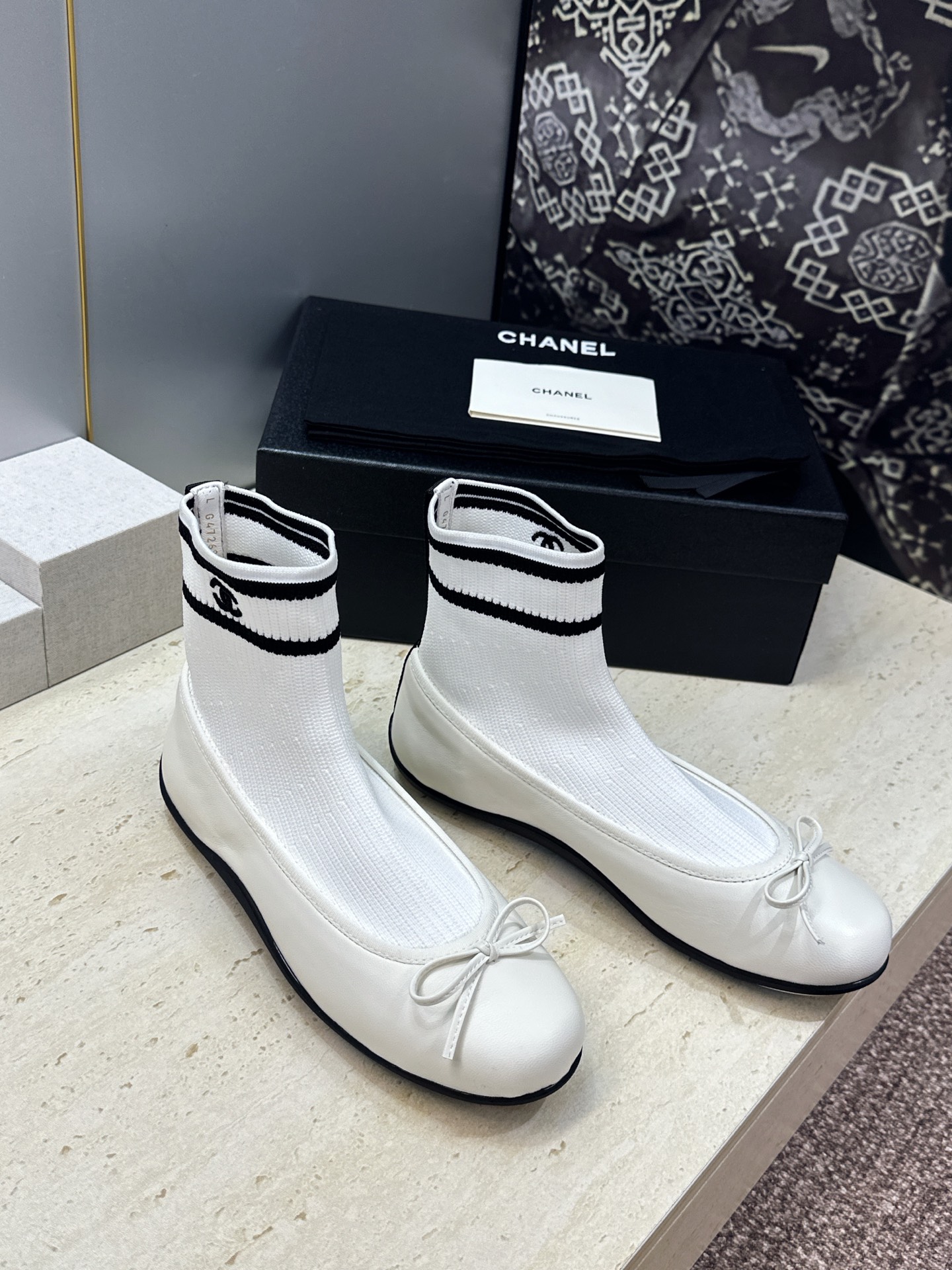 CHANEL 香奈儿2026春夏新款芭蕾舞袜子女鞋 小香双C字母logo平底圆头蝴蝶结拼色弹力靴 材质:鞋面进口小牛皮/