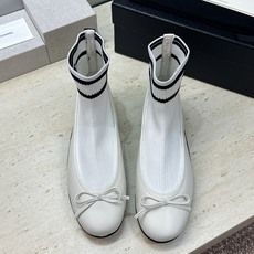 CHANEL 香奈儿2026春夏新款芭蕾舞袜子女鞋 小香双C字母logo平底圆头蝴蝶结拼色弹力靴 材质:鞋面进口小牛皮/ CHANEL 香奈儿2026春夏新款芭蕾舞袜子女鞋 小香双C字母logo平底圆头蝴蝶结拼色弹力靴 材质:鞋面进口小牛皮/
