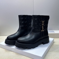 Dior 迪奥2026秋冬新款D-Town系列朋克风格电绣藤格纹女靴 明星同款CD字母logo五金扣低跟厚底圆头一脚蹬机 Dior 迪奥2026秋冬新款D-Town系列朋克风格电绣藤格纹女靴 明星同款CD字母logo五金扣低跟厚底圆头一脚蹬机