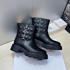 Dior 迪奥2026秋冬新款D-Town系列朋克风格电绣藤格纹女靴 明星同款CD字母logo五金扣低跟厚底圆头一脚蹬机 Dior 迪奥2026秋冬新款D-Town系列朋克风格电绣藤格纹女靴 明星同款CD字母logo五金扣低跟厚底圆头一脚蹬机