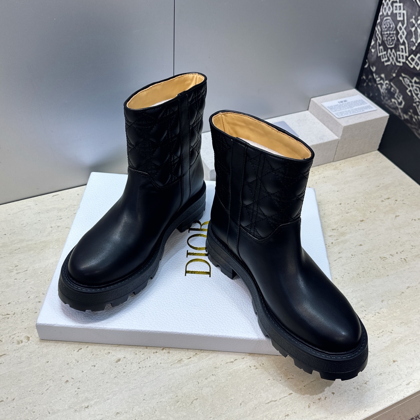 Dior 迪奥2026秋冬新款D-Town系列朋克风格电绣藤格纹女靴 明星同款CD字母logo五金扣低跟厚底圆头一脚蹬机 Dior 迪奥2026秋冬新款D-Town系列朋克风格电绣藤格纹女靴 明星同款CD字母logo五金扣低跟厚底圆头一脚蹬机