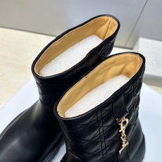 Dior 迪奥2026秋冬新款D-Town系列朋克风格电绣藤格纹女靴 明星同款CD字母logo五金扣低跟厚底圆头一脚蹬机 Dior 迪奥2026秋冬新款D-Town系列朋克风格电绣藤格纹女靴 明星同款CD字母logo五金扣低跟厚底圆头一脚蹬机