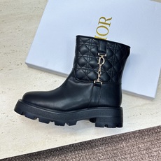 Dior 迪奥2026秋冬新款D-Town系列朋克风格电绣藤格纹女靴 明星同款CD字母logo五金扣低跟厚底圆头一脚蹬机 Dior 迪奥2026秋冬新款D-Town系列朋克风格电绣藤格纹女靴 明星同款CD字母logo五金扣低跟厚底圆头一脚蹬机