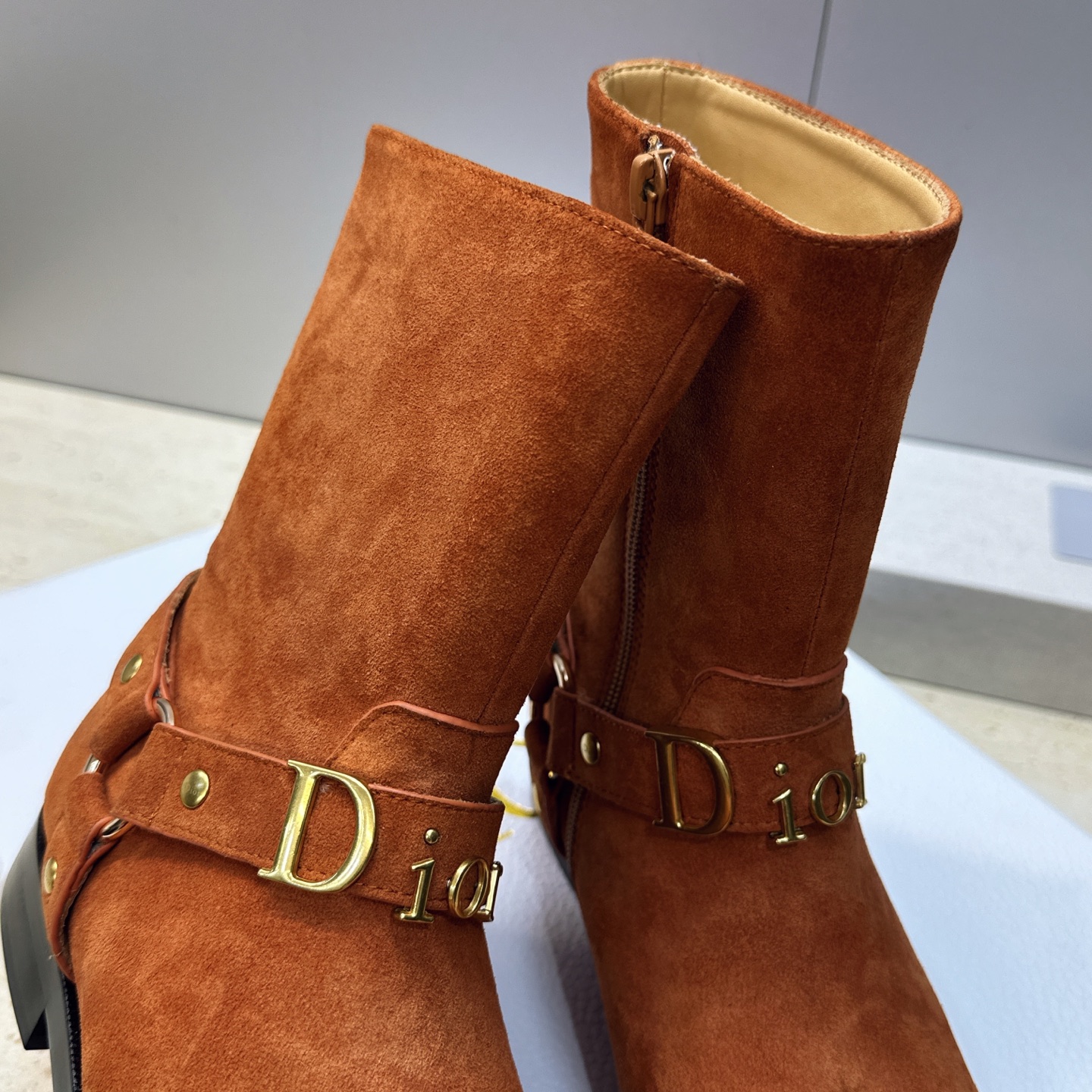 Dior 迪奥2026秋冬新款EmPreinte高定系列及裸女短靴 明星同款CD字母logo五金扣低跟圆头侧拉链机车骑士 Dior 迪奥2026秋冬新款EmPreinte高定系列及裸女短靴 明星同款CD字母logo五金扣低跟圆头侧拉链机车骑士
