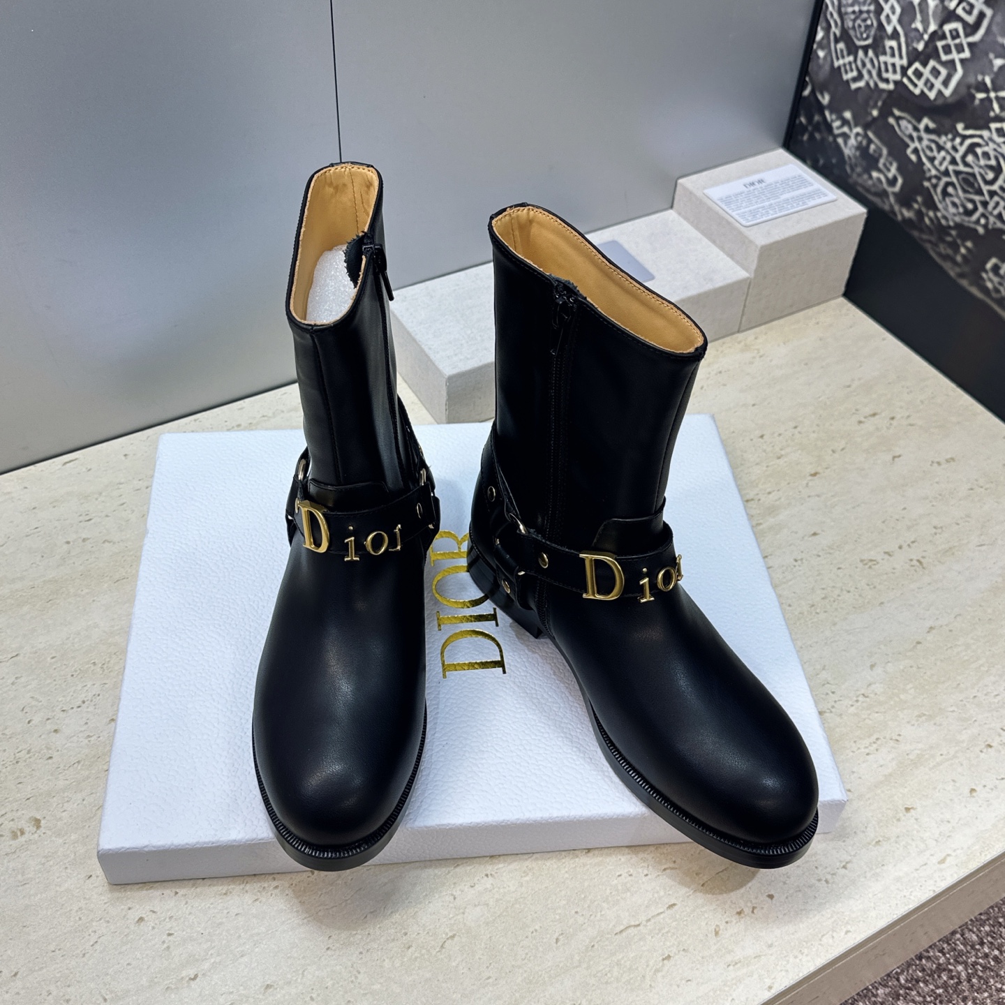 Dior 迪奥2026秋冬新款EmPreinte高定系列及裸女短靴 明星同款CD字母logo五金扣低跟圆头侧拉链机车骑士 Dior 迪奥2026秋冬新款EmPreinte高定系列及裸女短靴 明星同款CD字母logo五金扣低跟圆头侧拉链机车骑士