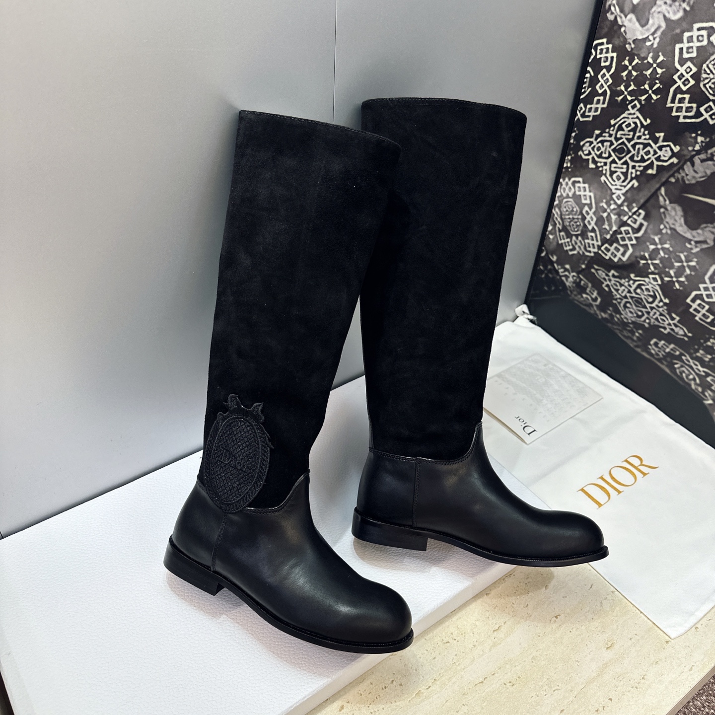Dior 迪奥2026秋冬走秀高定系列Medaillon系列及膝女靴 CD字母logo 标志性徽章电绣拼色优雅高筒长靴 Dior 迪奥2026秋冬走秀高定系列Medaillon系列及膝女靴 CD字母logo 标志性徽章电绣拼色优雅高筒长靴