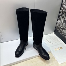 Dior 迪奥2026秋冬走秀高定系列Medaillon系列及膝女靴 CD字母logo 标志性徽章电绣拼色优雅高筒长靴 Dior 迪奥2026秋冬走秀高定系列Medaillon系列及膝女靴 CD字母logo 标志性徽章电绣拼色优雅高筒长靴