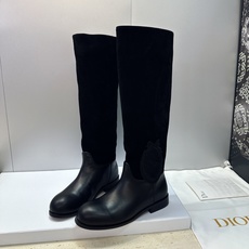 Dior 迪奥2026秋冬走秀高定系列Medaillon系列及膝女靴 CD字母logo 标志性徽章电绣拼色优雅高筒长靴 Dior 迪奥2026秋冬走秀高定系列Medaillon系列及膝女靴 CD字母logo 标志性徽章电绣拼色优雅高筒长靴
