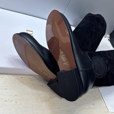 Dior 迪奥2026秋冬走秀高定系列Medaillon系列及膝女靴 CD字母logo 标志性徽章电绣拼色优雅高筒长靴 Dior 迪奥2026秋冬走秀高定系列Medaillon系列及膝女靴 CD字母logo 标志性徽章电绣拼色优雅高筒长靴