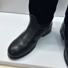Dior 迪奥2026秋冬走秀高定系列Medaillon系列及膝女靴 CD字母logo 标志性徽章电绣拼色优雅高筒长靴 Dior 迪奥2026秋冬走秀高定系列Medaillon系列及膝女靴 CD字母logo 标志性徽章电绣拼色优雅高筒长靴