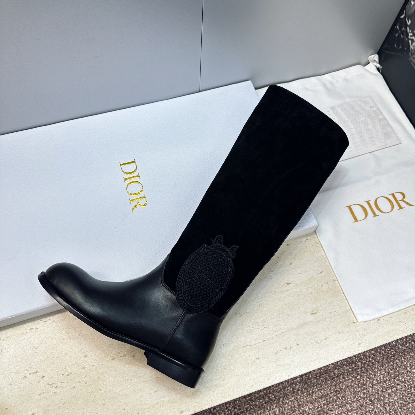 Dior 迪奥2026秋冬走秀高定系列Medaillon系列及膝女靴 CD字母logo 标志性徽章电绣拼色优雅高筒长靴 Dior 迪奥2026秋冬走秀高定系列Medaillon系列及膝女靴 CD字母logo 标志性徽章电绣拼色优雅高筒长靴