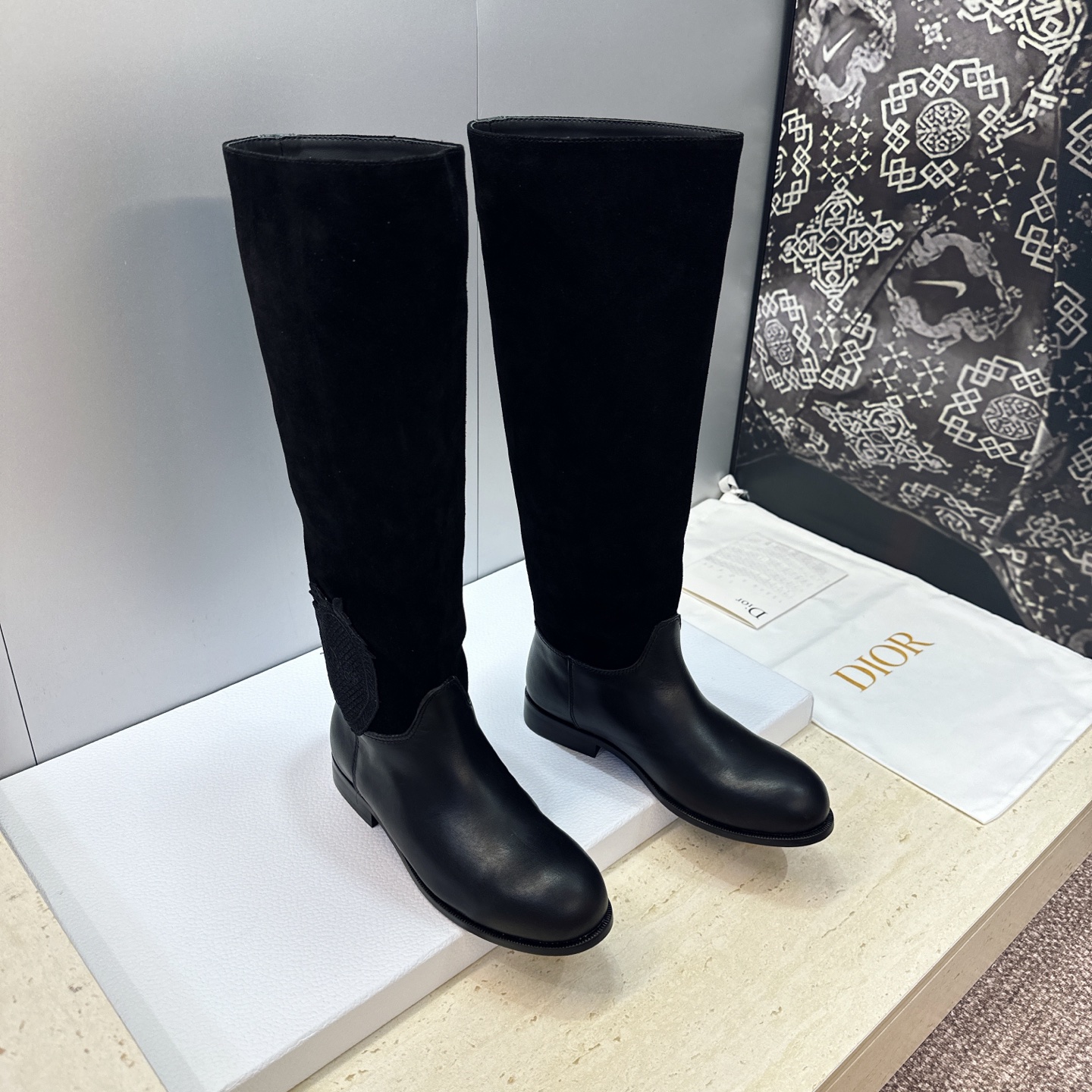 Dior 迪奥2026秋冬走秀高定系列Medaillon系列及膝女靴 CD字母logo 标志性徽章电绣拼色优雅高筒长靴 