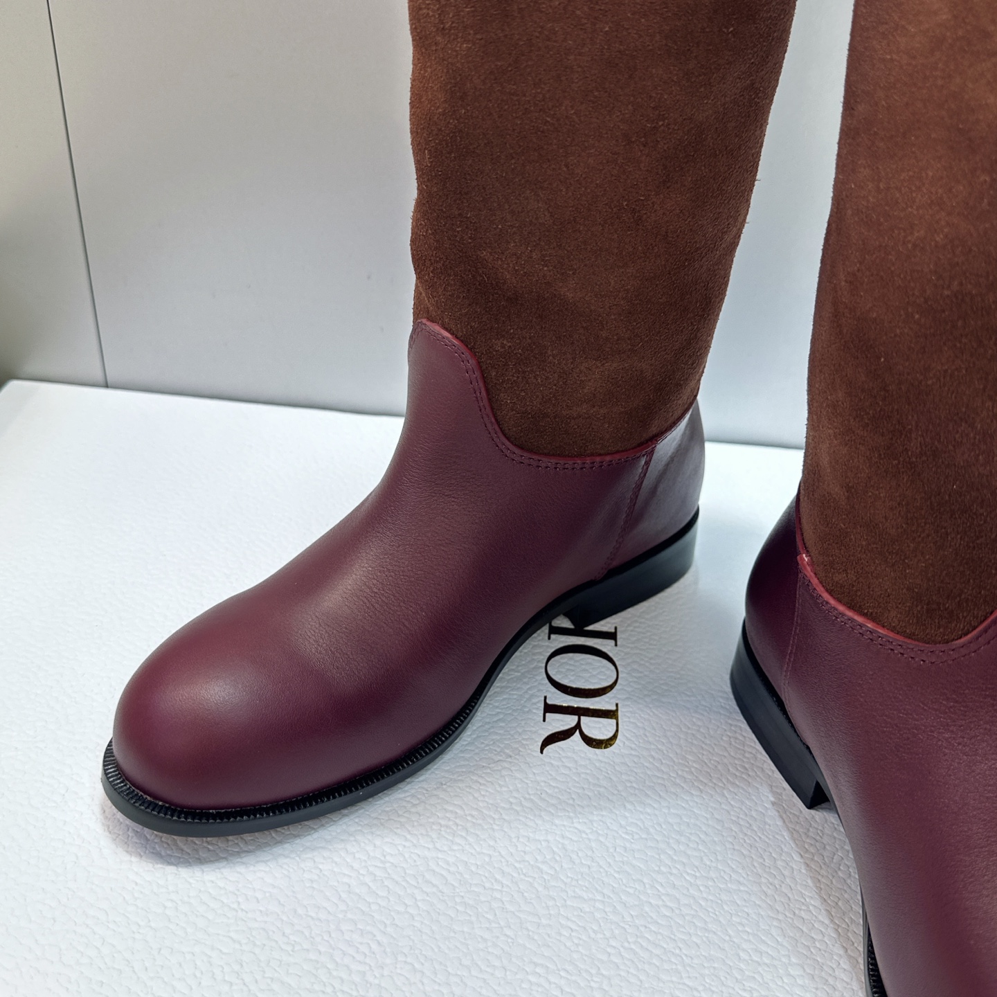 Dior 迪奥2026秋冬走秀高定系列Medaillon系列及膝女靴 CD字母logo 标志性徽章电绣拼色优雅高筒长靴 Dior 迪奥2026秋冬走秀高定系列Medaillon系列及膝女靴 CD字母logo 标志性徽章电绣拼色优雅高筒长靴